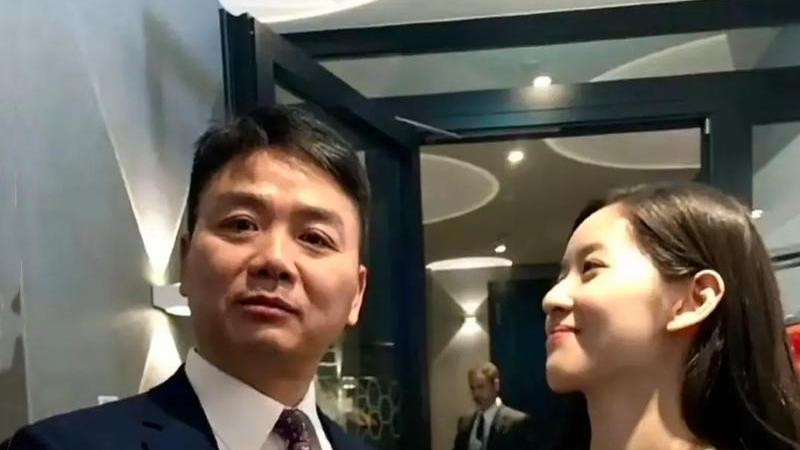 章泽天与刘强东欧洲牵手逛街，东哥穿黑西装帅气有型，事业爱情两不误太幸福