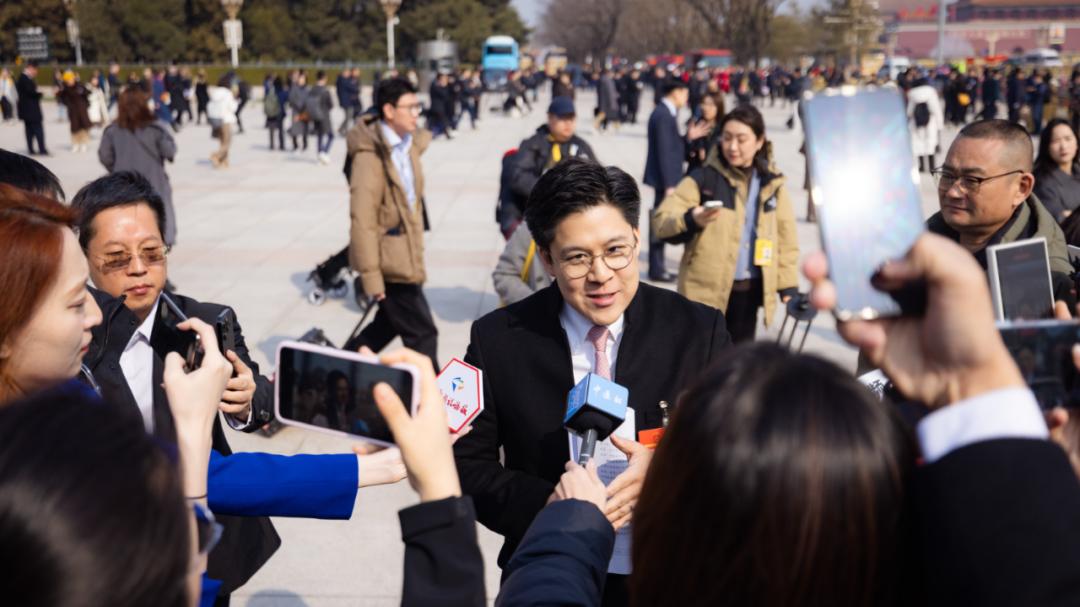 豪门男人皆凉薄？霍启刚用21年力证，啥叫真正的顶天立地好儿郎