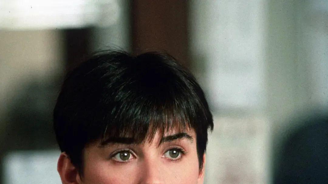 黛米·摩尔首获金球影后，谁说62岁不能回春！