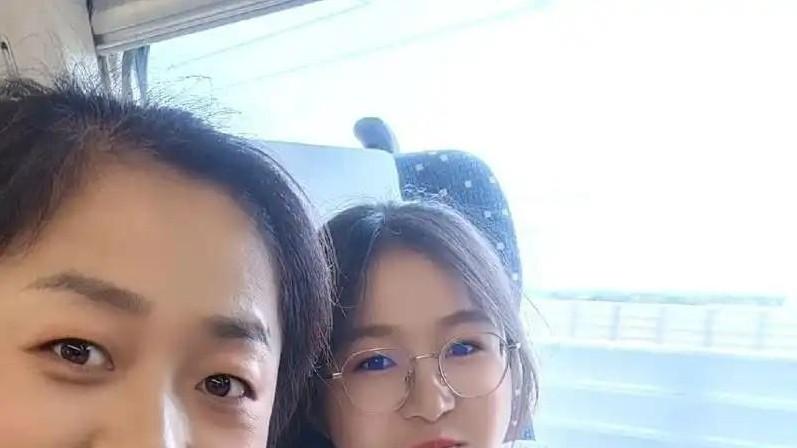 我那宝贝女儿要上大学了，生活费这事儿真是愁死我了！一个月到底该给多少啊？给少了怕