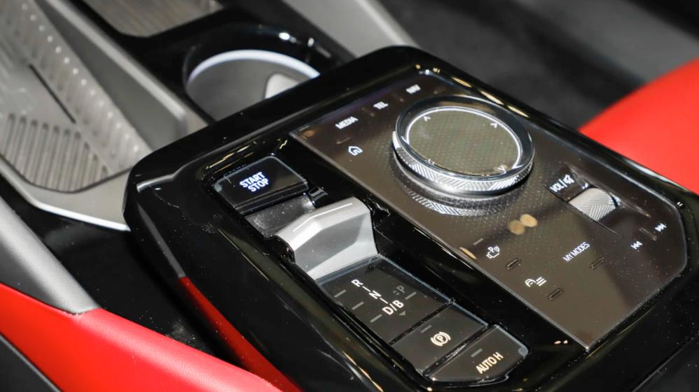 起售价43.99万元起，配置有所调整，宝马i5改款上市