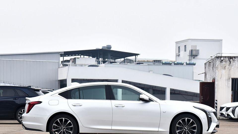 被低估的豪华轿车！后驱配2.0T+10AT，还有空气悬架