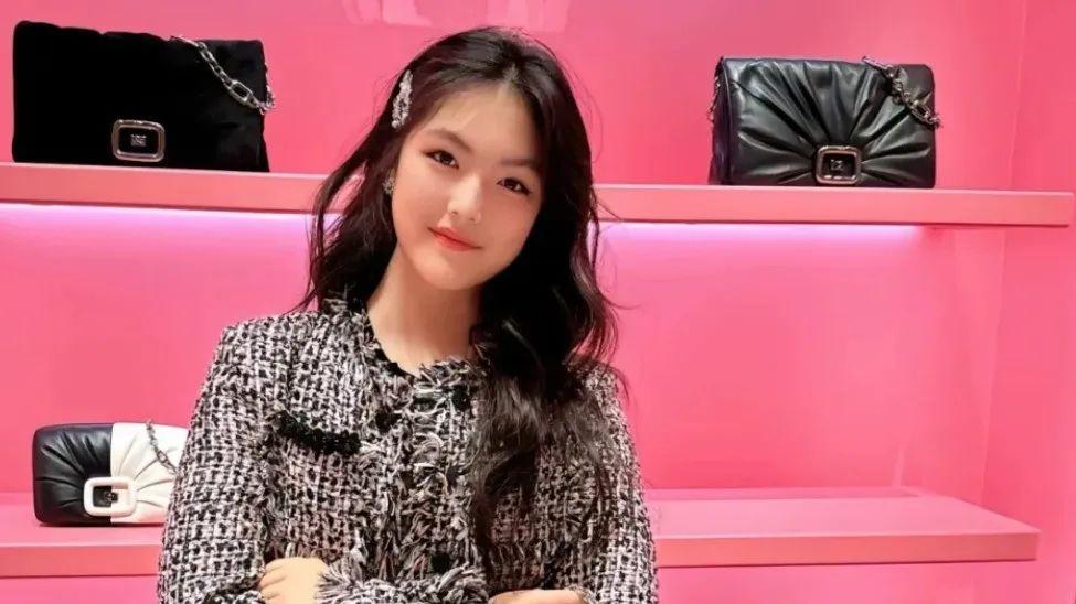 王诗龄和章泽天同框，美颜开的太夸张，她俩看起来像姐妹