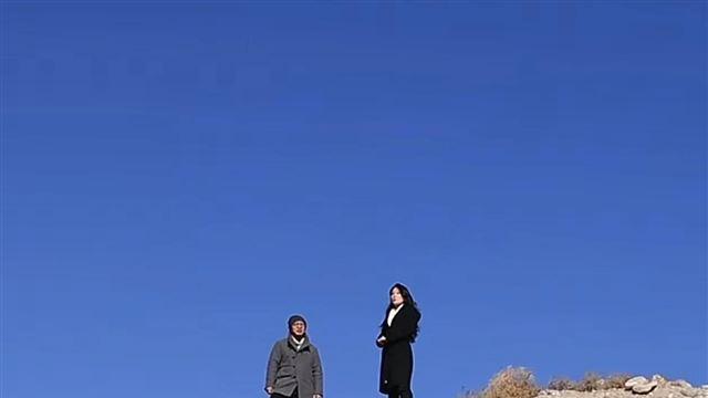 ​森林北穿大衣亮相机场，长相大气知性，看着似少女，神似汪峰前妻