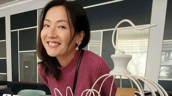 42岁女演员商场摆摊卖杂货，入行18年拍片近百部，笑容里透着辛酸