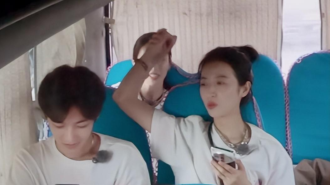 周雨彤直播回应近期争议上热搜，评论区直接沦陷，杜华的话应验了