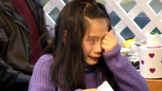 9岁儿子带女同学回家玩，爸爸监控发现惊人画面, 连忙回家怒扇儿子