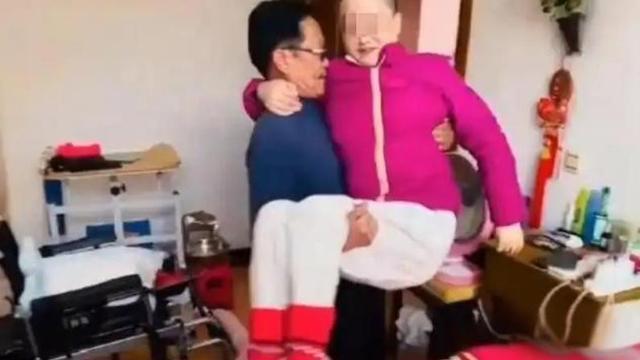 他用23年守护重病妻女，用行动诠释丈夫与父亲的真义 令人动容