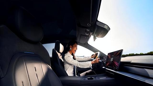 东。风奕派eπ007：为年轻人打造智能安全且好玩又好开的潮流座驾