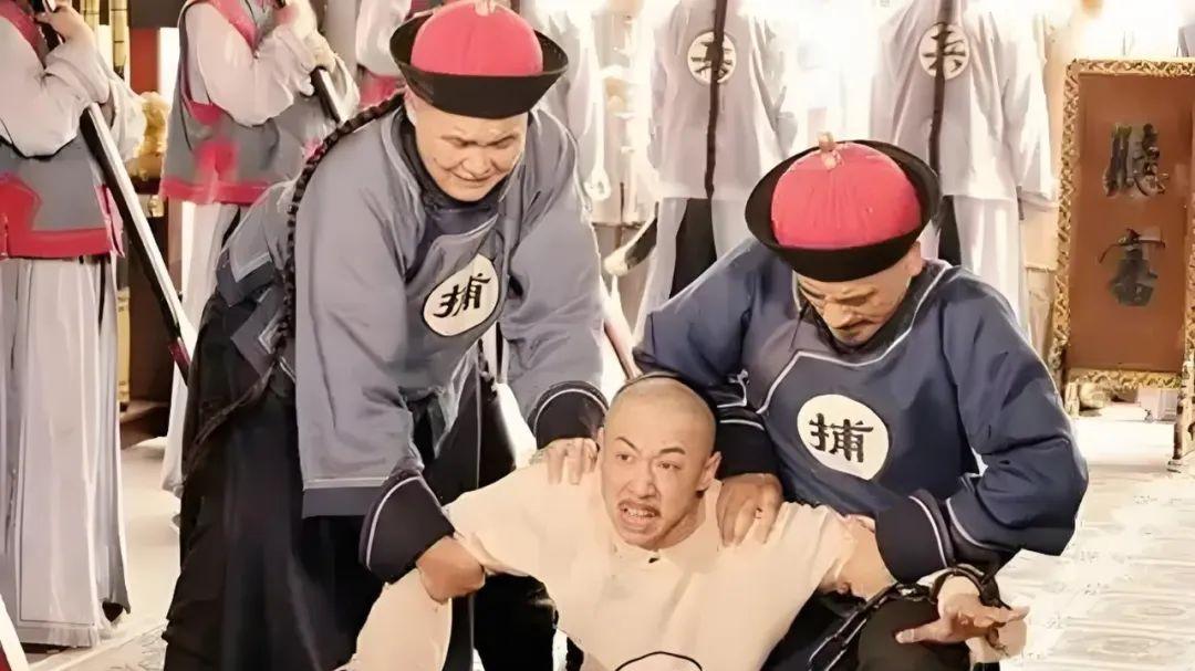 地主抢了李莲英家1亩地，李莲英成名后，报复地主，手段残忍。