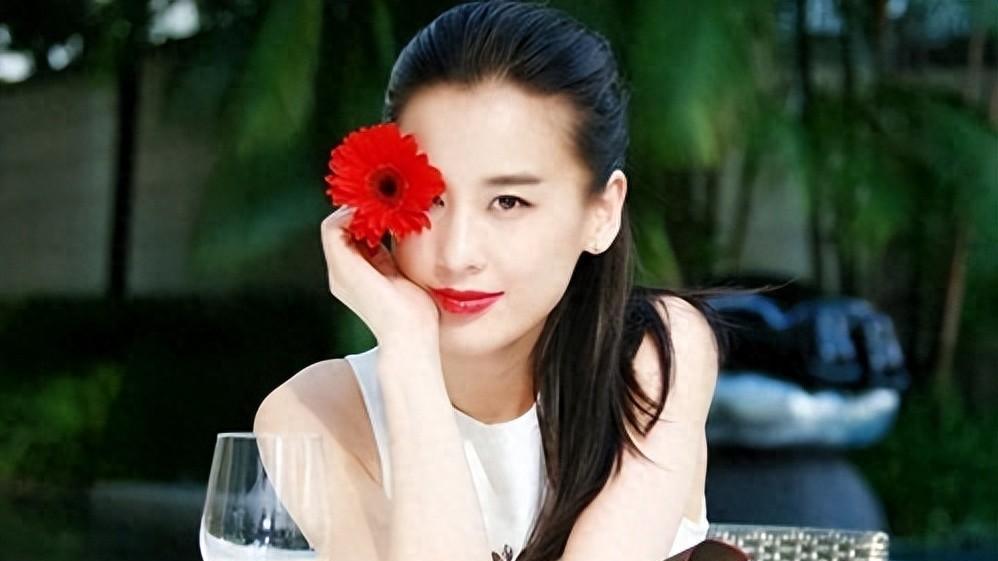从星女郎到豪门阔太，8年时间，黄圣依如何走到一年两亿零花钱的今天？