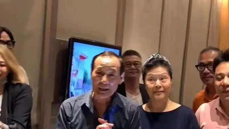 79岁陈惠敏近照曝光，满头白发身形消瘦，抗癌多年仍坚持复健