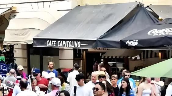 章泽天和刘强东在马耳他旅游被偶遇！夫妻牵手同游恩爱依旧，反季节穿搭成亮点