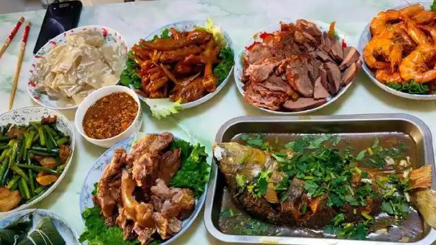 婆婆预定了3800的年夜饭，我说太贵了，婆婆却说年夜饭一年一次