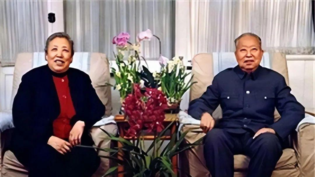 华国锋去世后：夫人韩芝俊生活简朴，家里最好的东西，是台液晶电视