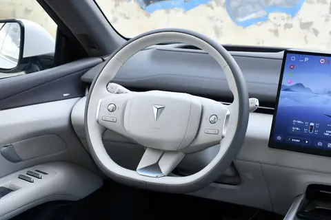 深蓝L07 2026款 240Max华为乾崑ADS SE版：科技与驾乘的均衡之选