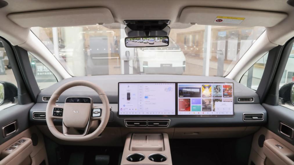 谁说MPV就不能“年轻化”？理想MEGA：高手，就是要耐得住寂寞