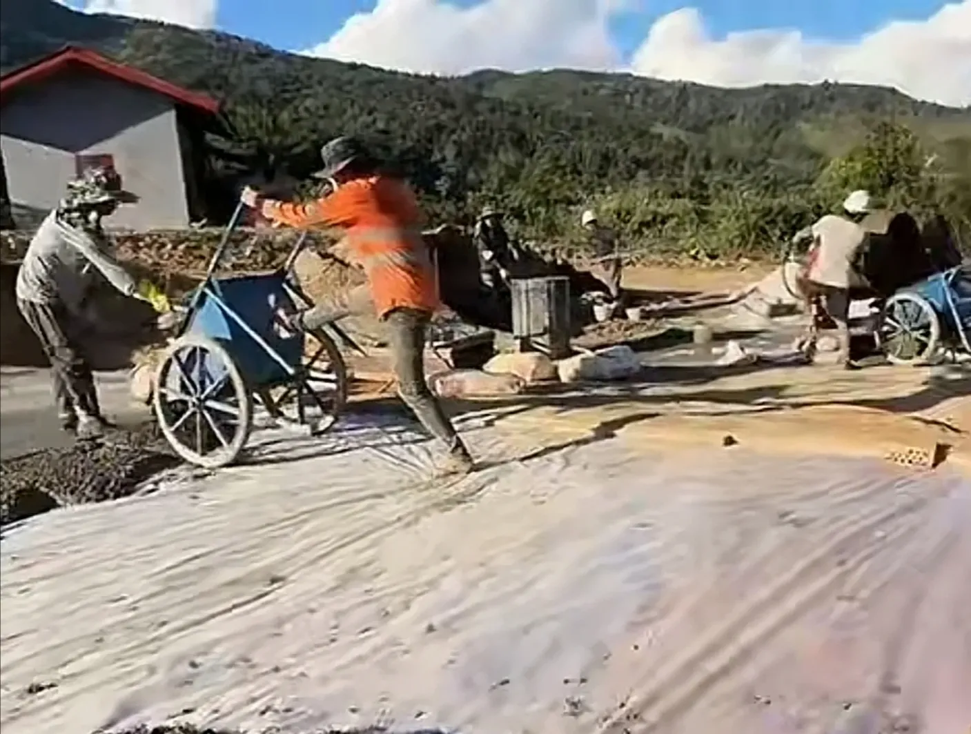 一直在看【牛牛在老挝…】的建房视频，直到昨天才看到了舅舅建议之亮点