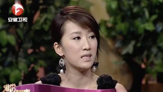 “海藻”李念晒阔太生活，金耳环、金项链是标配，用冰箱放护肤品