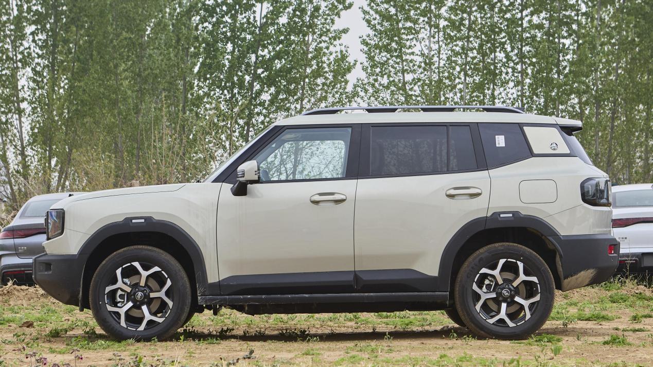 三电机真四驱+220km续航，油耗5.89升，20万以内方盒子TA最香？