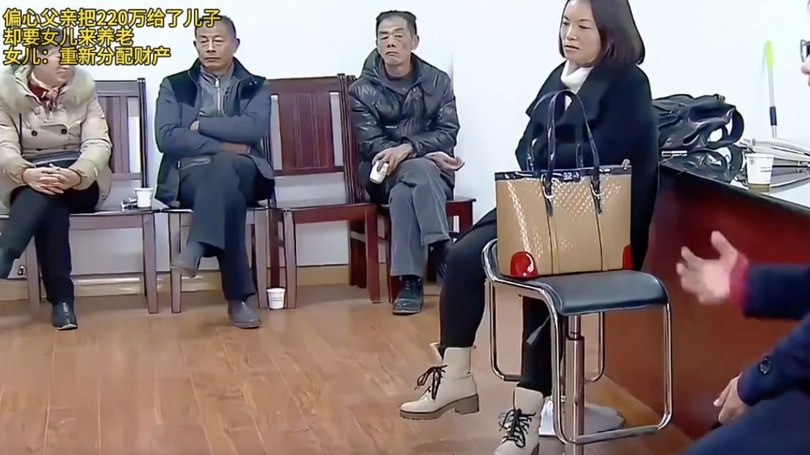 偏心父亲把220万给儿子，结果没钱治疗被遗弃医院后求女儿养老，女儿： 重分财产！