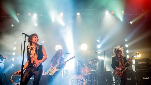 甜馨携新单曲《WAKUKU》踏入乐坛，引发各界关注