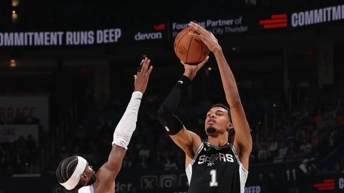 马刺三杀雷霆豪取八连胜！文班高效19+11 西部彻底变天