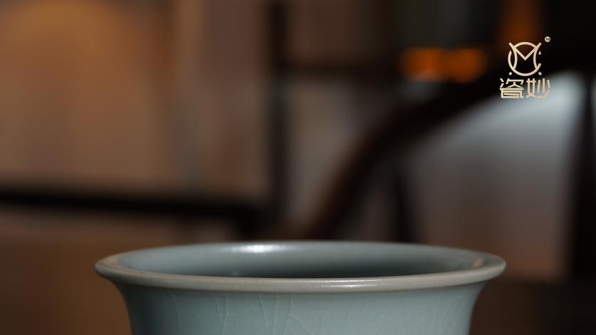 器物里的文明密码：汝瓷与压手杯的千年对话