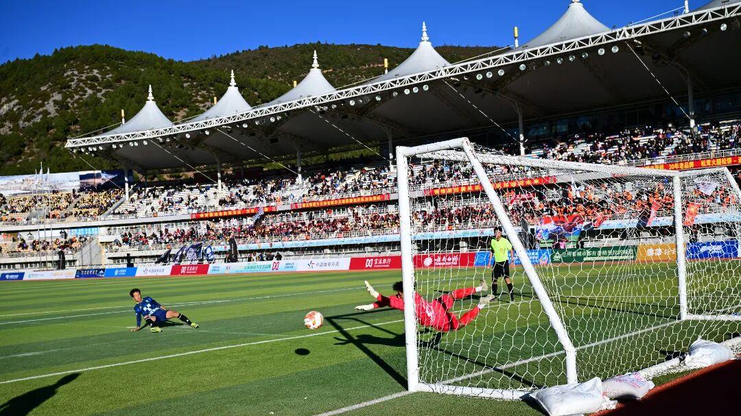 迪庆队主场绝平惜败曲靖，高原足球精神闪耀，诚邀您共赴一场足球与雪山的约会