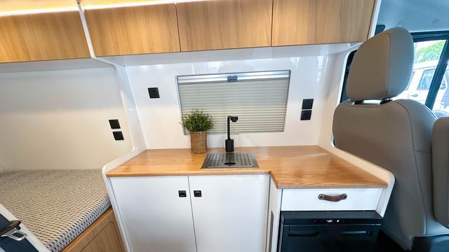 喜欢露营车看这款就够了，5月16亮相成都房车展，可吃饭睡觉