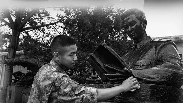 1983年，李大钊的儿子去祭拜父亲，欣喜发现了埋在地下的一块碑