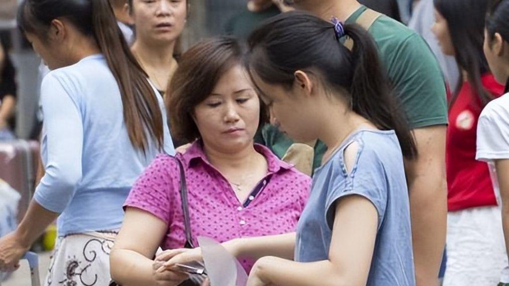 “没断奶别来学校报到”，大一新生家长联系导员，导员发长文怒怼