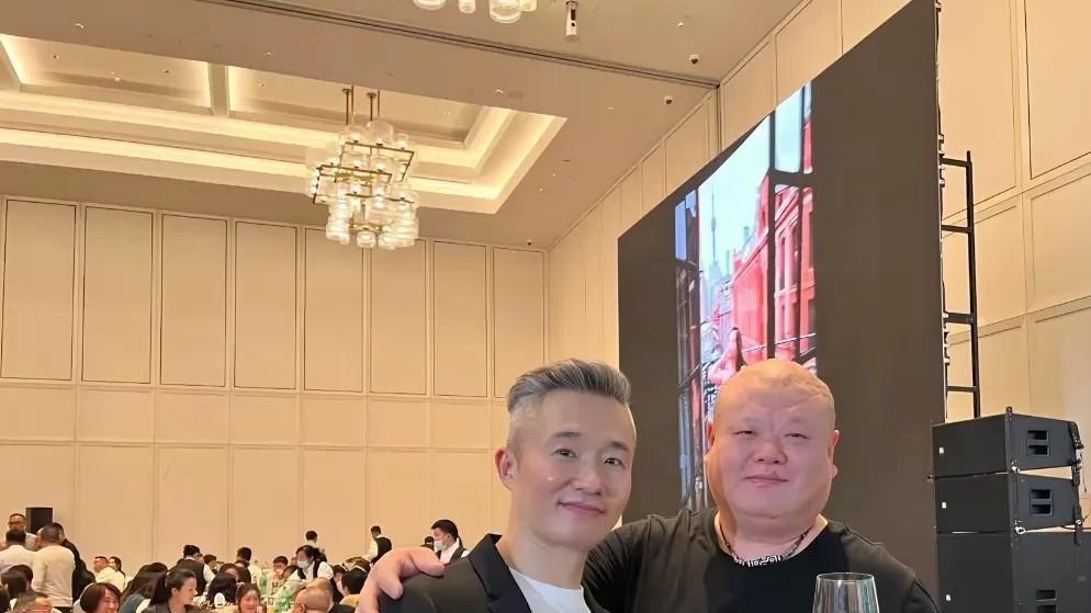 程雷王冠主持婚礼阿德哥现身



消失了这么久，程雷居然出现了！主持婚礼不说，搭