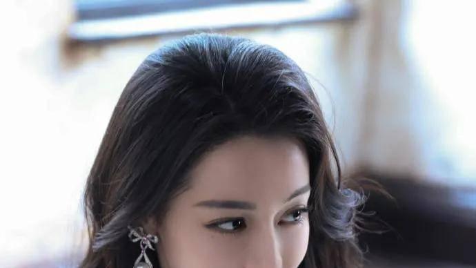 迪丽热巴：从异域美人到时尚标杆，解码她的性感美学与破圈密码