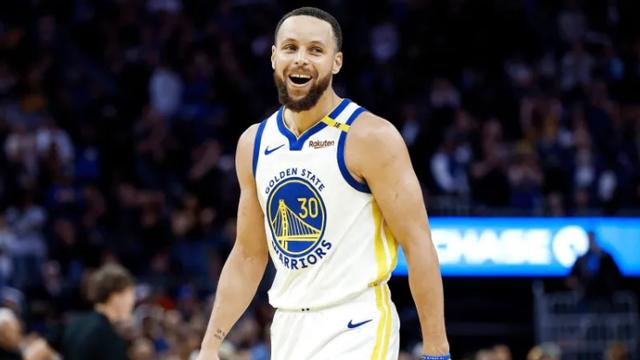 库里一己之力难助勇士翻盘，队友进攻全哑火，一数据输22分很致命