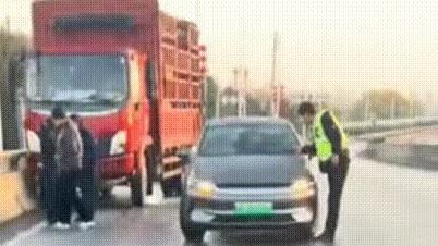 疑因环卫夜间洒水致道路结冰，安徽一地多车连撞，警方回应