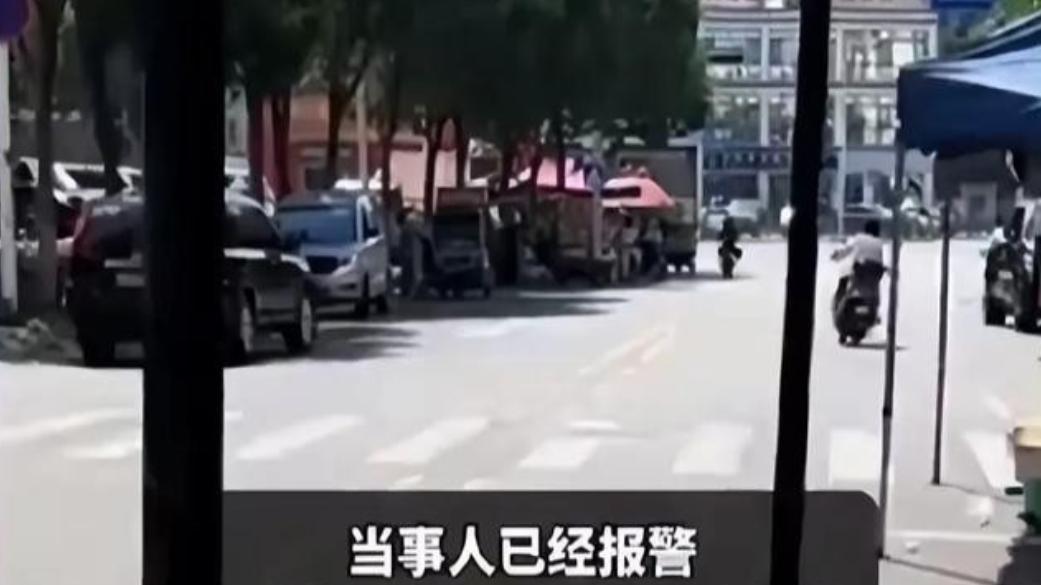 女子停车挡路，手机设静音车辆被砸后：我虽有错，但他们不该砸车