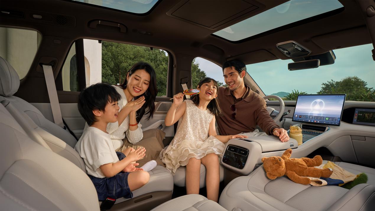 腾势N8L上市：29.98万起，为什么说它是一台让全家都不将就的车？