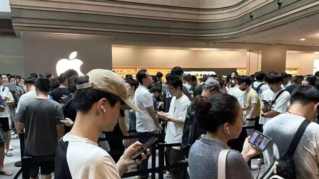 iPhone 17 开售 4 小时，京东小哥跑遍全国 80% 区县，我却还在店里排队
