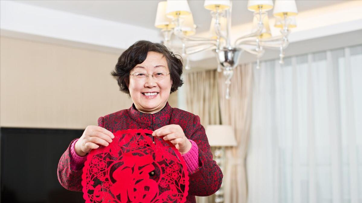帮儿子带娃7年，孩子上学后儿媳嫌弃我，我选择再婚，如今很幸福