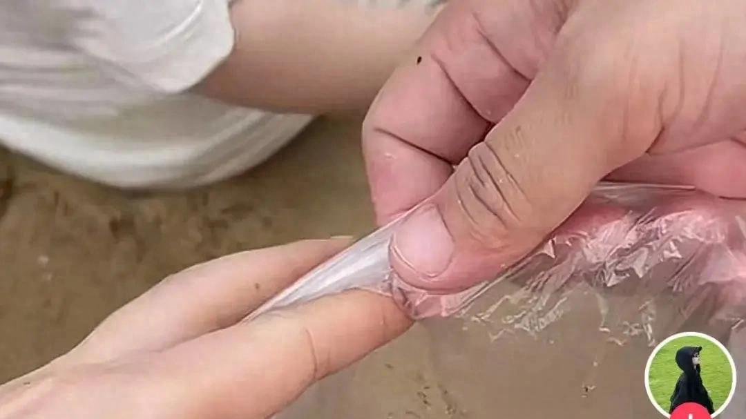沙滩惊现大量锈钉！女子带娃游玩险中招，医生紧急提醒破伤风风险