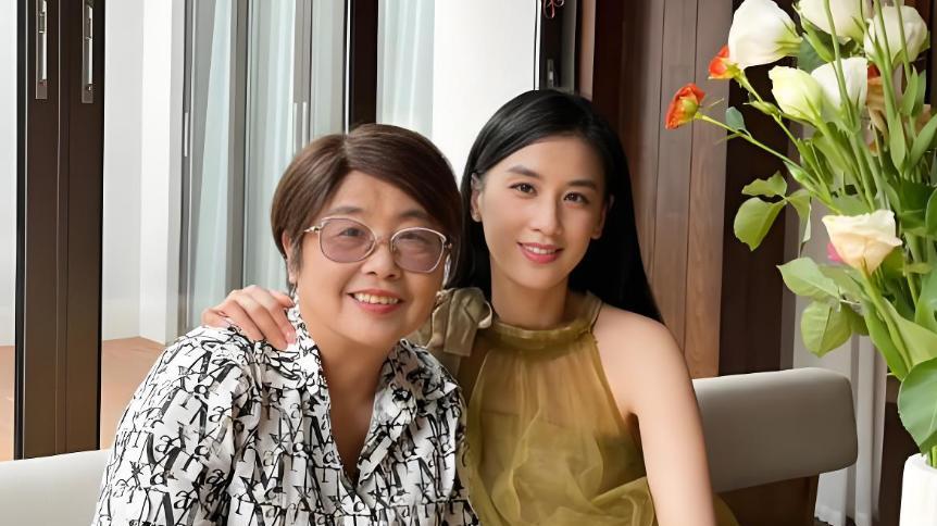 嫁出去的女儿泼出去的水？黄圣依搬回娘家遭嫌弃，母女关系紧张