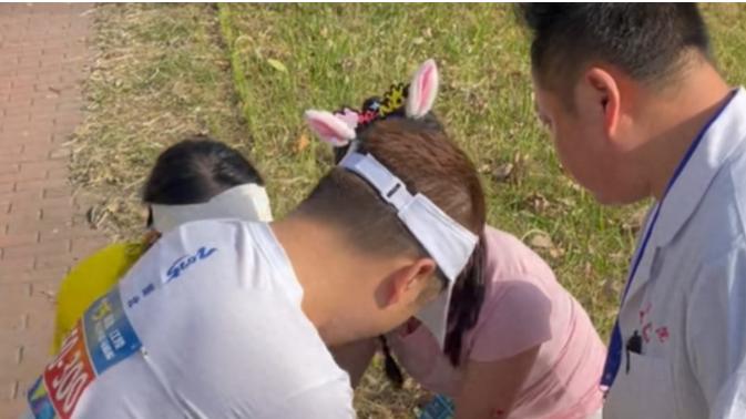马拉松赛道上30秒生死救援，"超人爸爸"救回心脏骤停跑者！