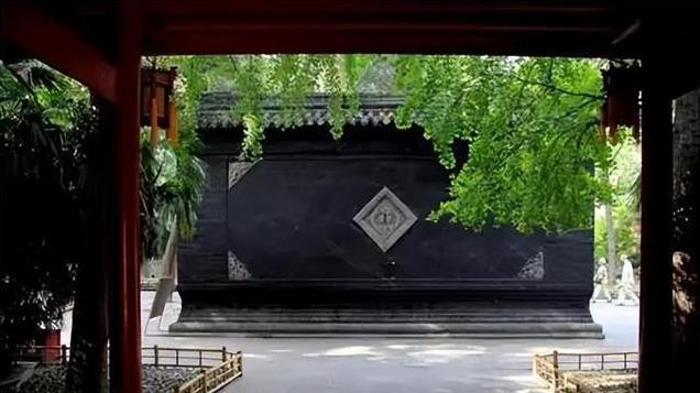 刘伯温路过诸葛亮祠堂, 写14字羞辱他, 诸葛亮1300年前写12字回敬