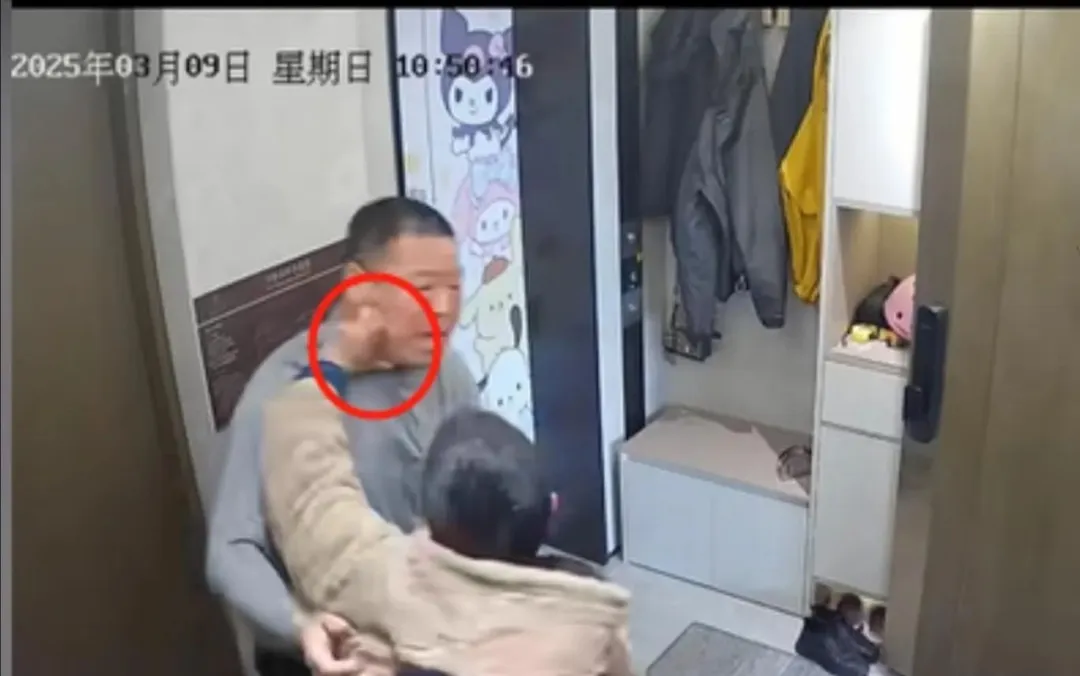 父亲被邻居暴力殴打，12岁女儿冲出门救父！监控曝光，当事人发声