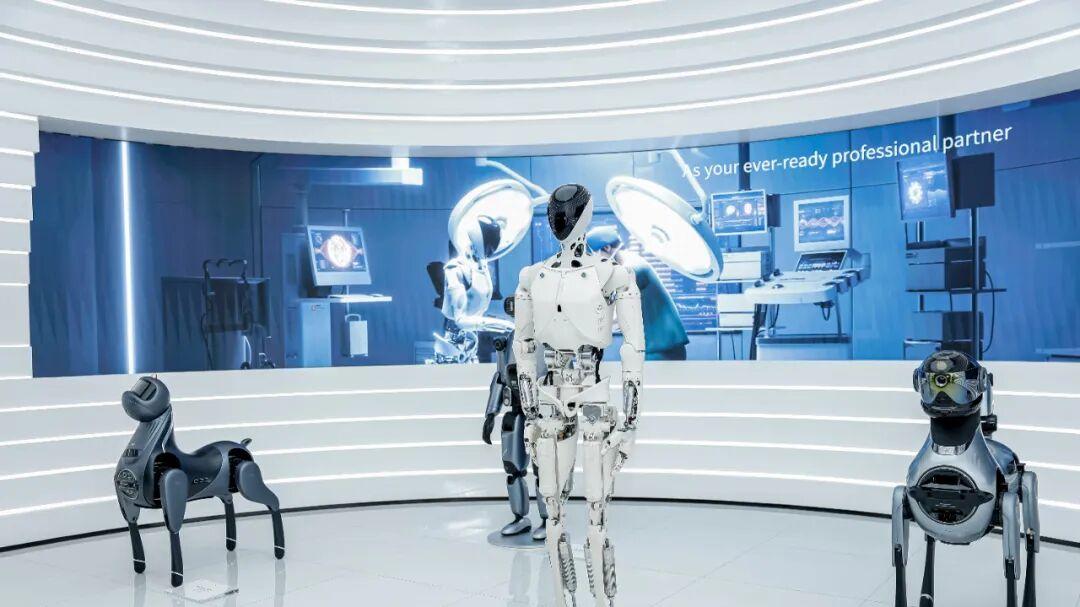 能开车还能驱动机器人 何小鹏说的“物理AI”，到底是什么？