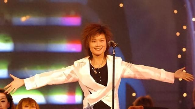 背靠大佬，嫁法国老头，瘫痪潦倒，李宇春身上的标签哪个才是真的