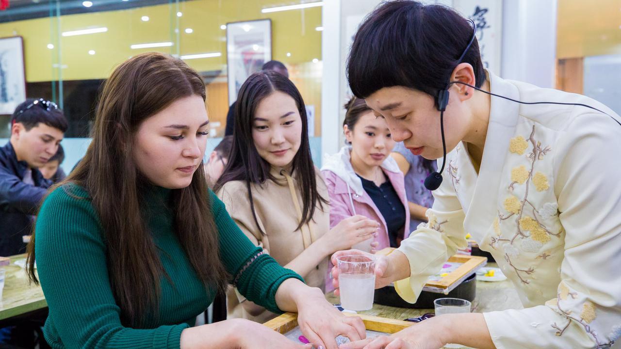 俄罗斯中文试卷有多难？考生看完被绕懵，中国学生忍不住笑出声