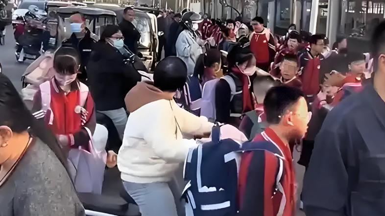 淋雨等VS秒进校！河北小学早到禁令家长发言：理解但可以灵活调整