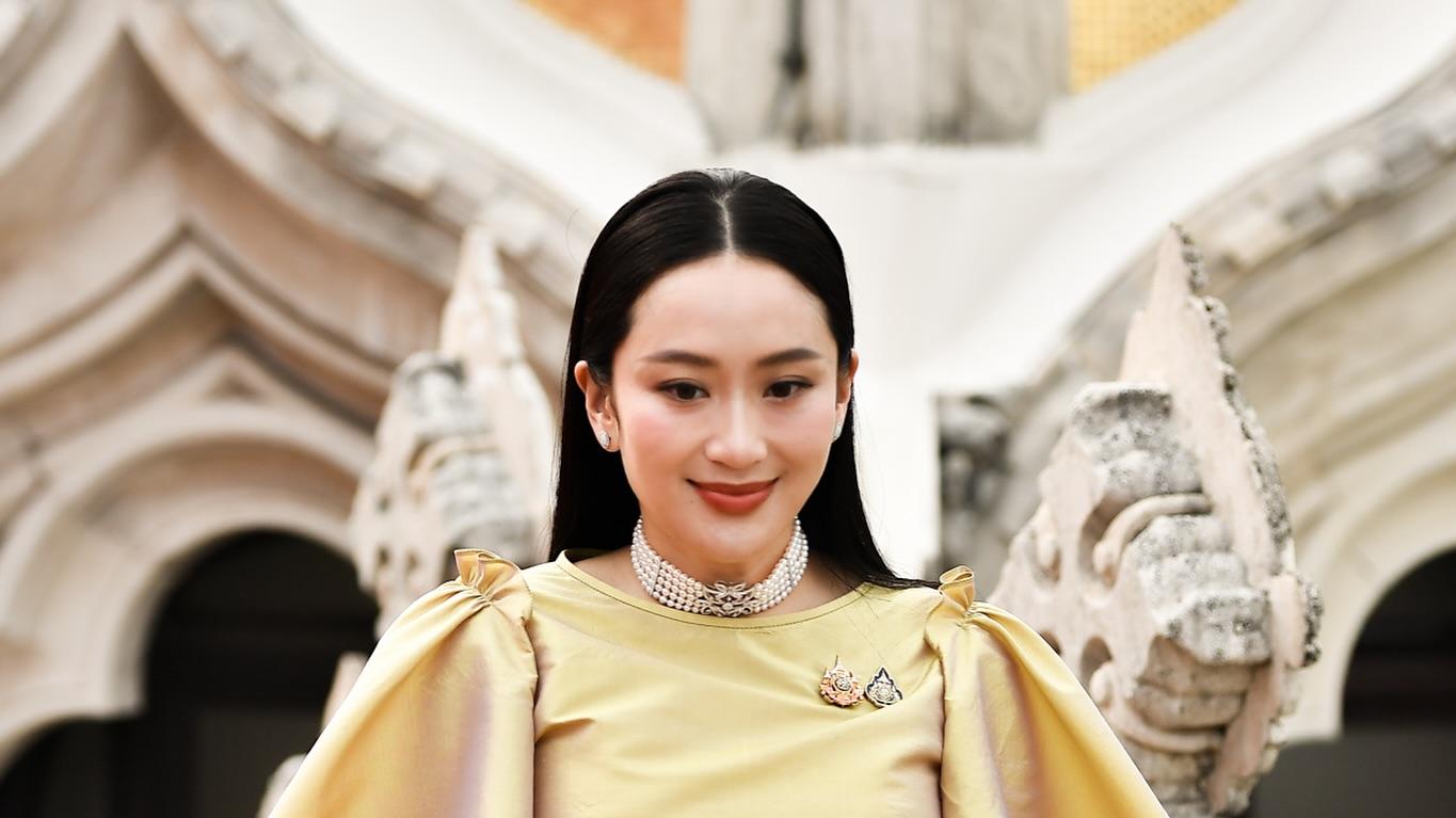 38岁佩通坦去祈福美如女神！穿渐变裹身裙，五条珍珠项链叠戴太美